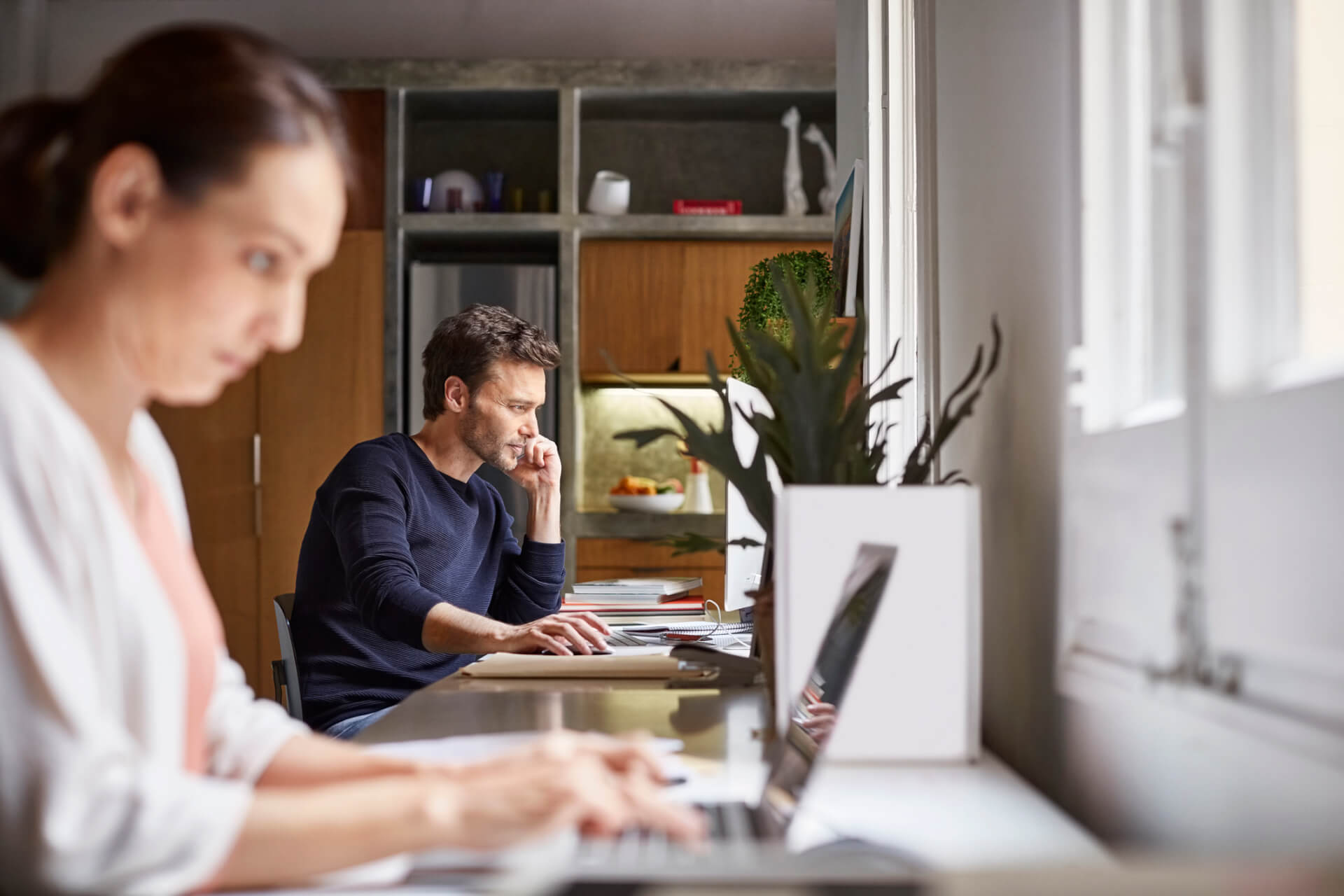 Work security. Домашний офис в Пандемия. Компания меняет офис. Менеджер дома на удаленке Пандемия. Смотрят телевизор в офисе