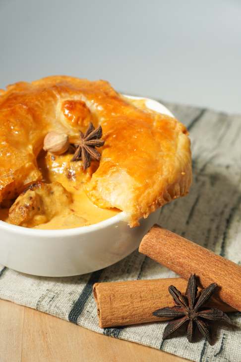 พ็อตพายมัสมั่นครีมซอสเสิร์ฟคู่กับมีทบอล