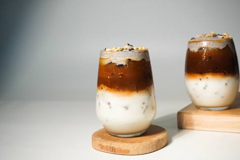 ลาเต้งาขาว โฟมงาดำ (สไตล์เจ)